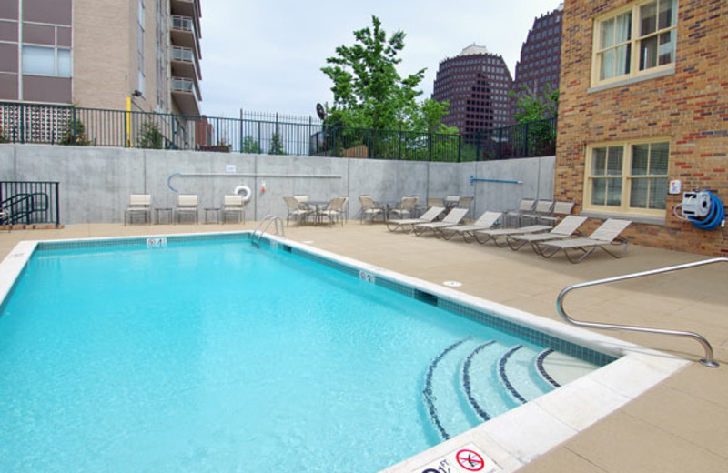 Outdoor pool at Courtyard Kansas City Country Club Plaza.