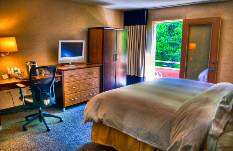 Guest room at Ascend Hotel Collection-The Woodlands Inn.
