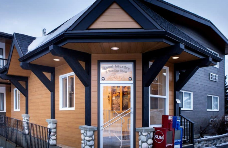 Exterior view of Mount Robson Inn.