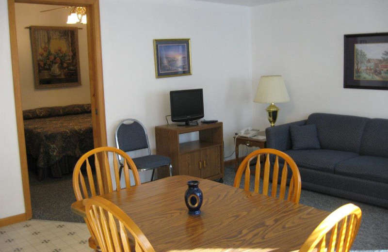 Cabin dining area at Artilla Cove Resort.