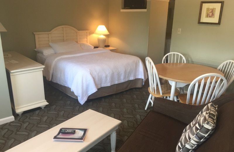 Guest room at OgunquitHotels.net.