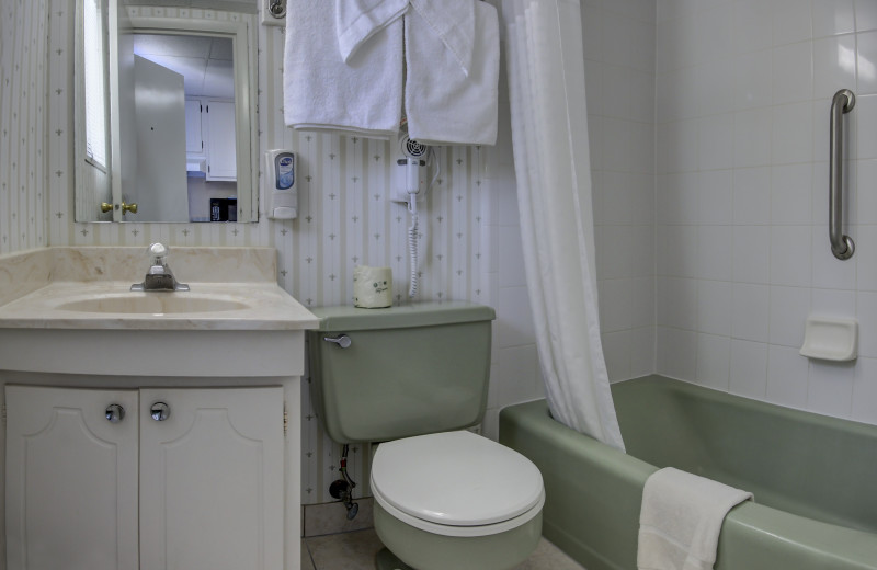 Bathroom at Sea Hawk Motel.