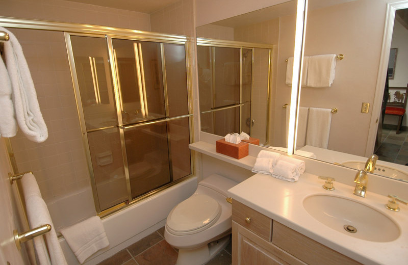 Rental bathroom at Frias Properties of Aspen - Clarendon #6.