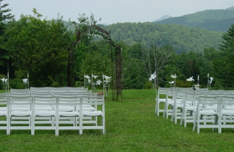 Outdoor wedding at Splendor Mountain.