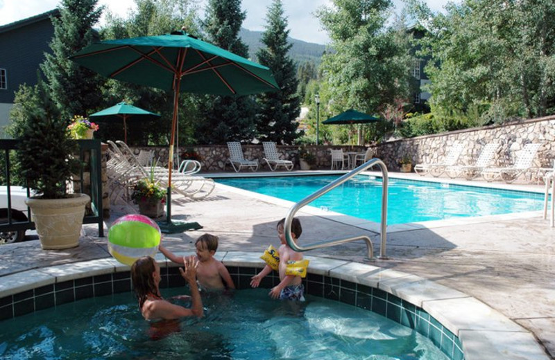 Outdoor pool and hot tub at The Borders Lodge.