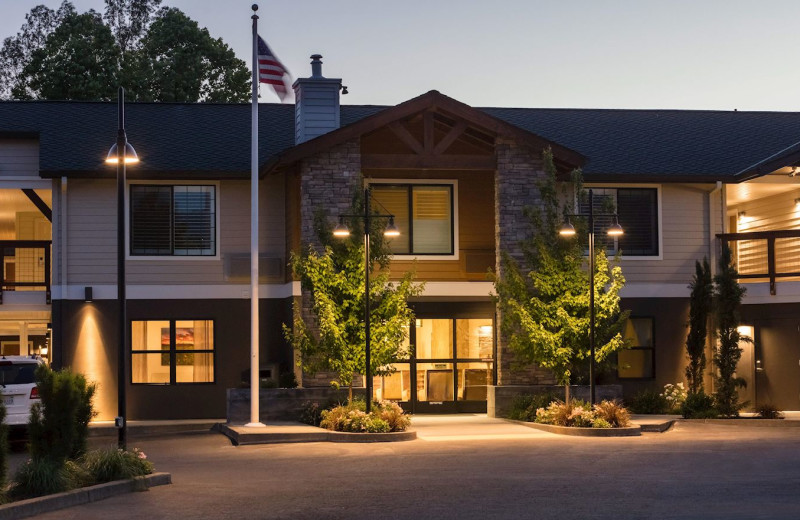 Exterior view of Best Western Plus Stevenson Manor Inn.