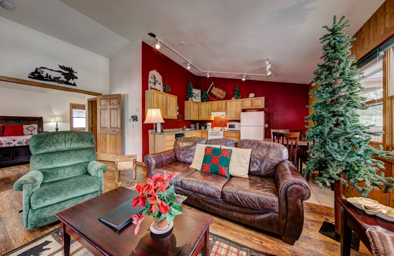 Guest living room at Black Canyon Inn.