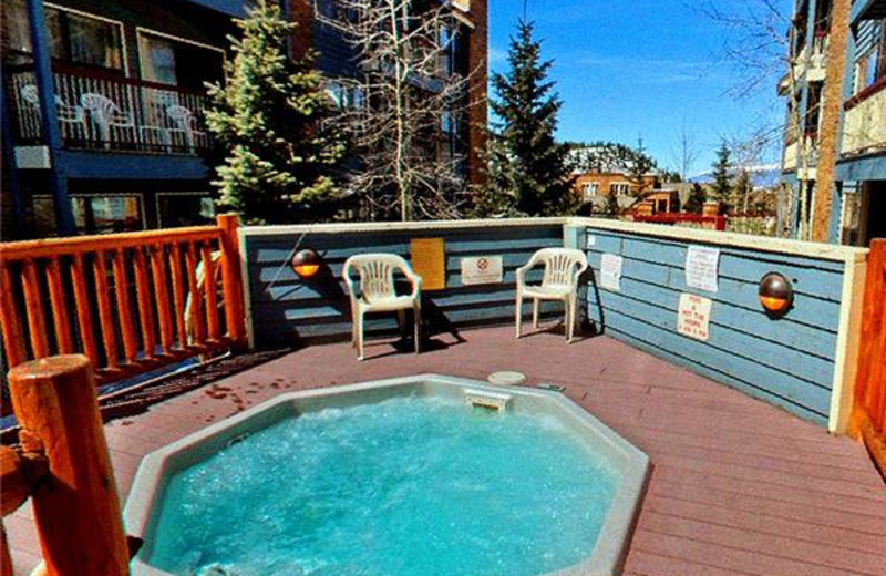 River Mountain Lodge hot tub at Breckenridge Discount Lodging. 