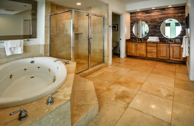 Rental bathroom at Luna Beach Properties.