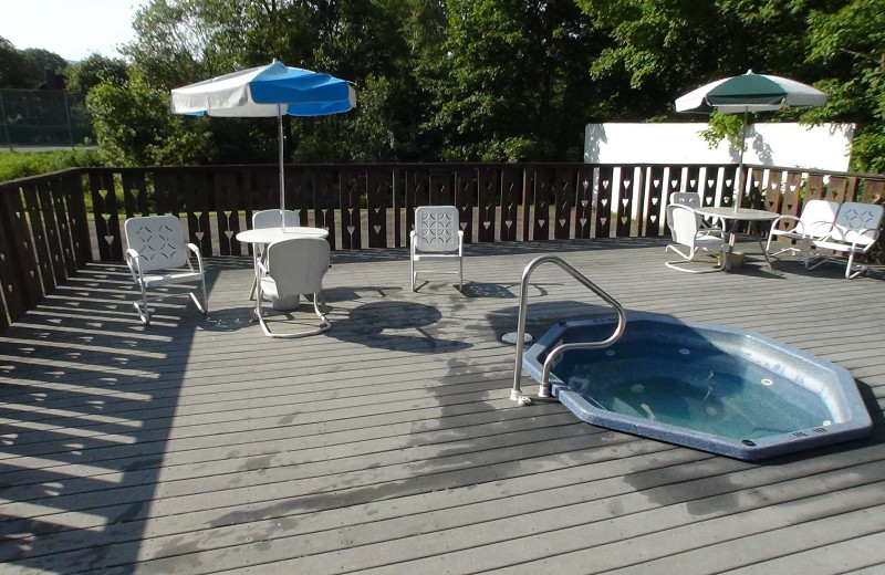 Hot tub at Crystal Brook Resort.