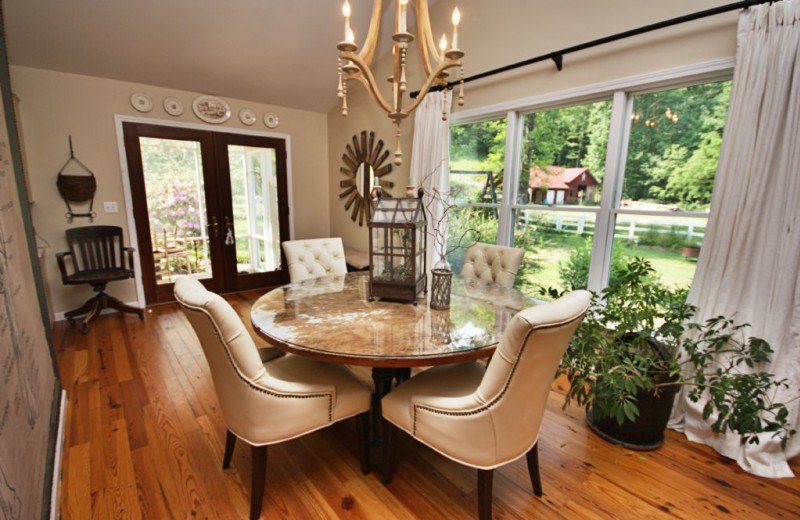 Cabin dining room at Smoky Mountain Getaways.
