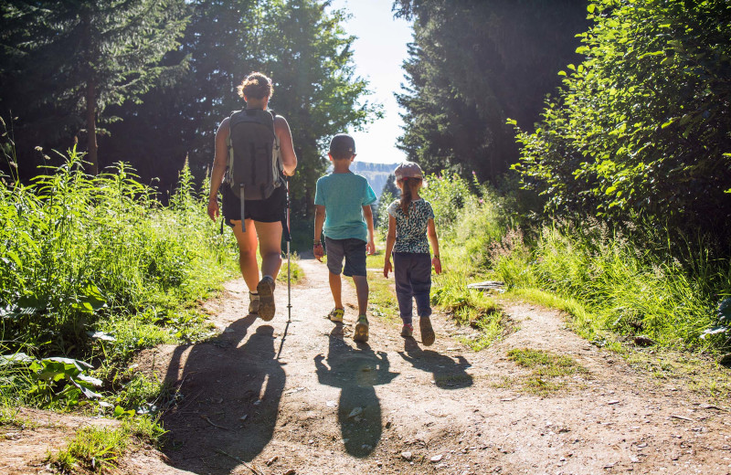 Family hiking at Bad Rock Bed 