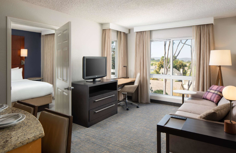 Guest room at Sonesta ES Suites Carmel Mountain – San Diego.