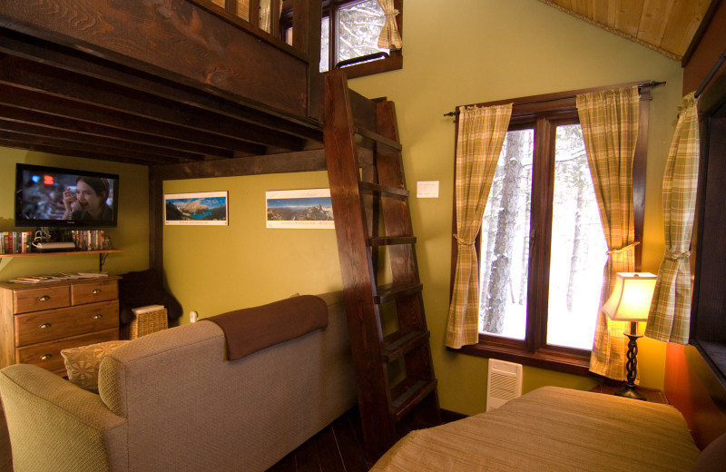 Rental living room at Cedar House Restaurant & Chalets.