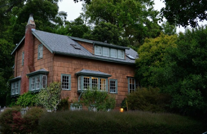 Exterior view of Ten Inverness Way Bed and Breakfast.