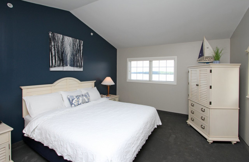 Guest room at Bay Pointe Inn Lakefront Resort.