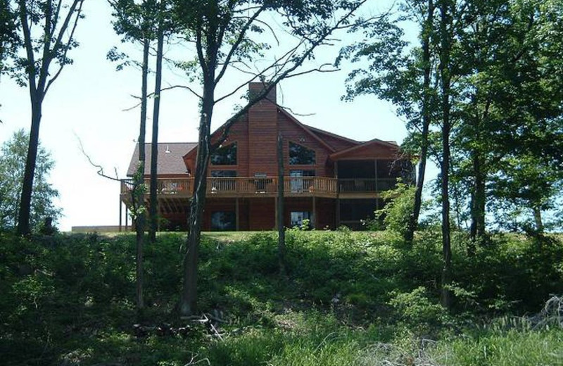 Exterior view of Riverbend Retreat Resort Lodge & Cottages.