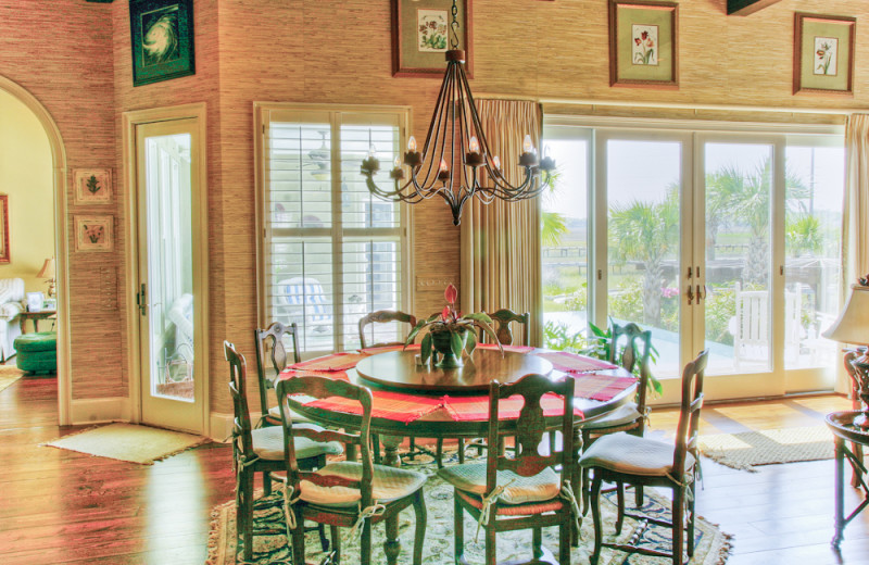 Vacation rental dining room at Hodnett Cooper.