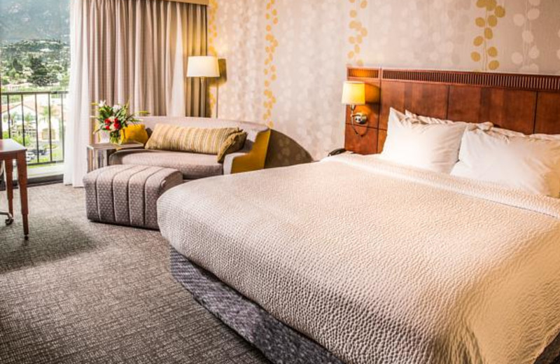 Guest room at Courtyard Los Angeles Pasadena/Monrovia.