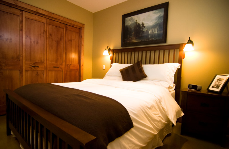 Rental bedroom at Cedar House Restaurant & Chalets.