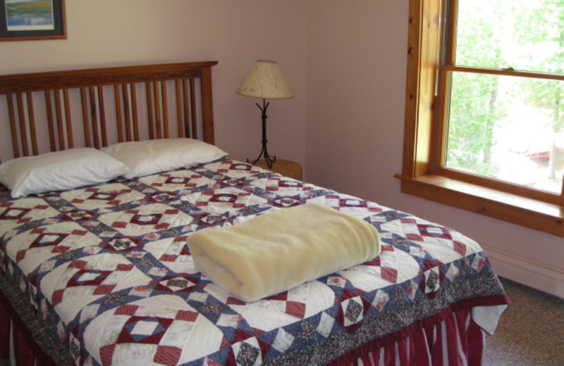 Guest bedroom at Glen Craft Marina and Resort.