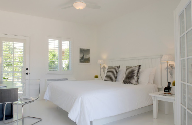 Guest room at Alcazar Palm Springs.
