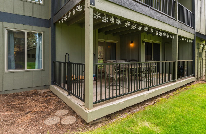 Rental exterior at Sisters Vacation Rentals.