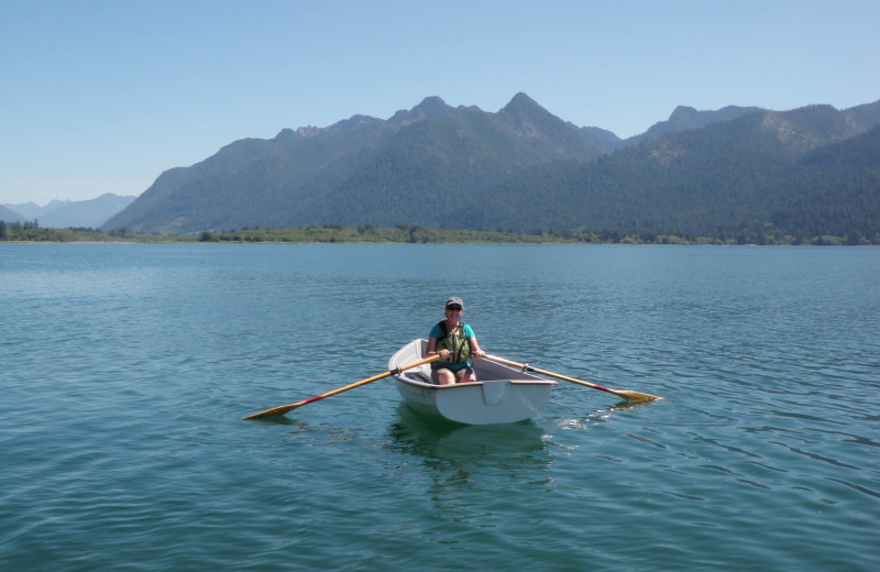 Boating at Lochaerie Resort.