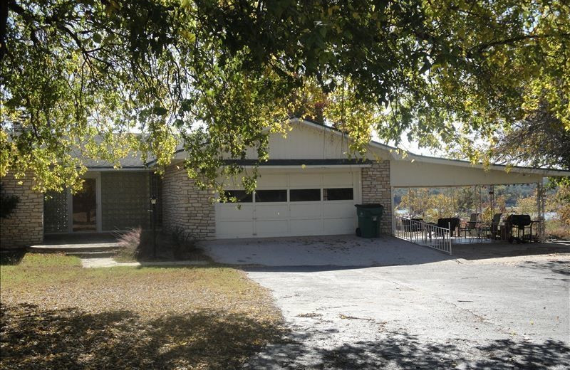 Exterior view of Willows Lake House on Inn's Lake.