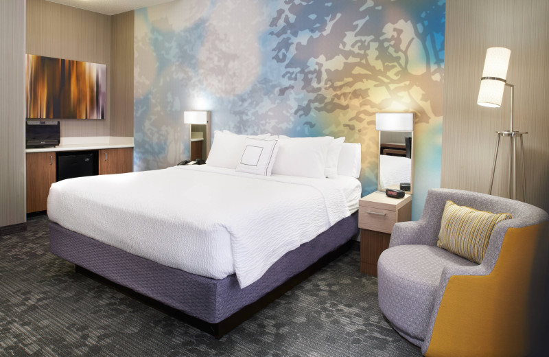 Guest room at Courtyard by Marriott Toledo Maumee/Arrowhead.