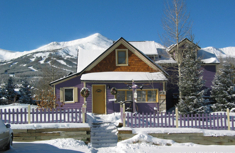 Exterior view of Abbett Placer Inn Bed & Breakfast.