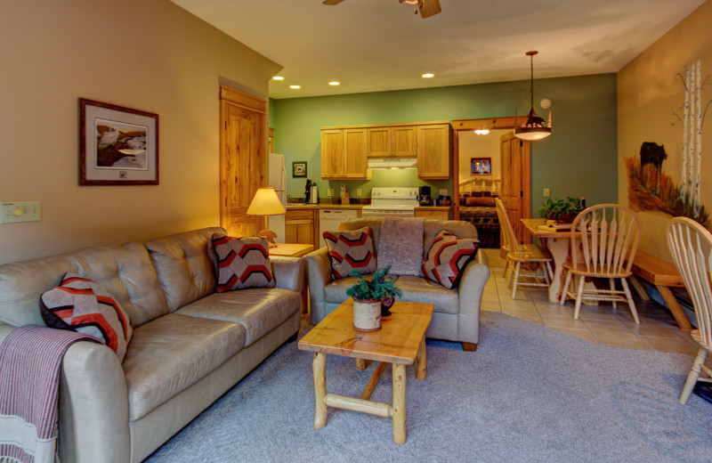 Guest living room at River Stone Resorts & Bear Paw Suites.