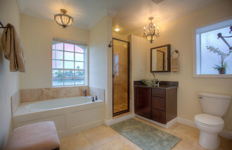 Rental bathroom at beachrentals.mobi. LLC.