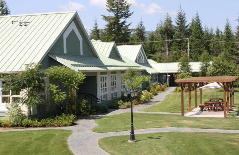 Exterior view of Honeymoon Bay Lodge & Retreat.