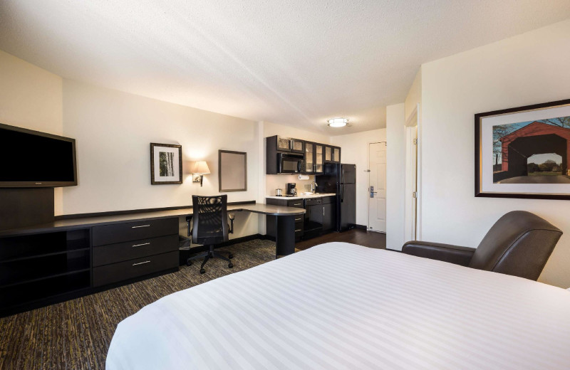 Guest room at Sonesta Simply Suites Phoenix Glendale.