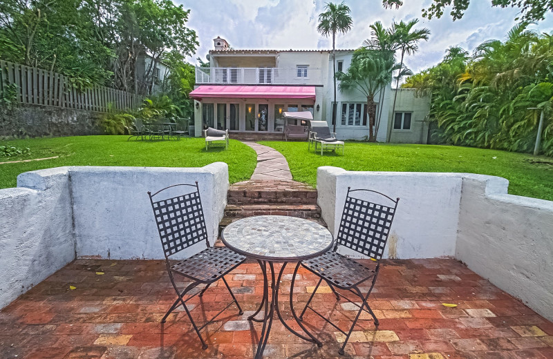 Vacation rental patio at MiaVac.