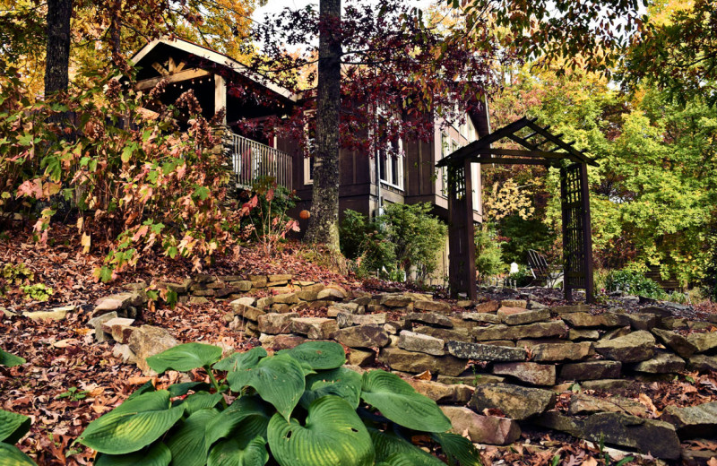 Exterior view of The Overlook Inn Bed 