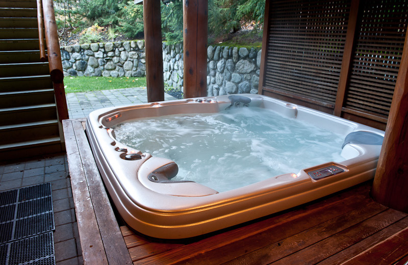 Hot tub at Lorimer Ridge Lodge.