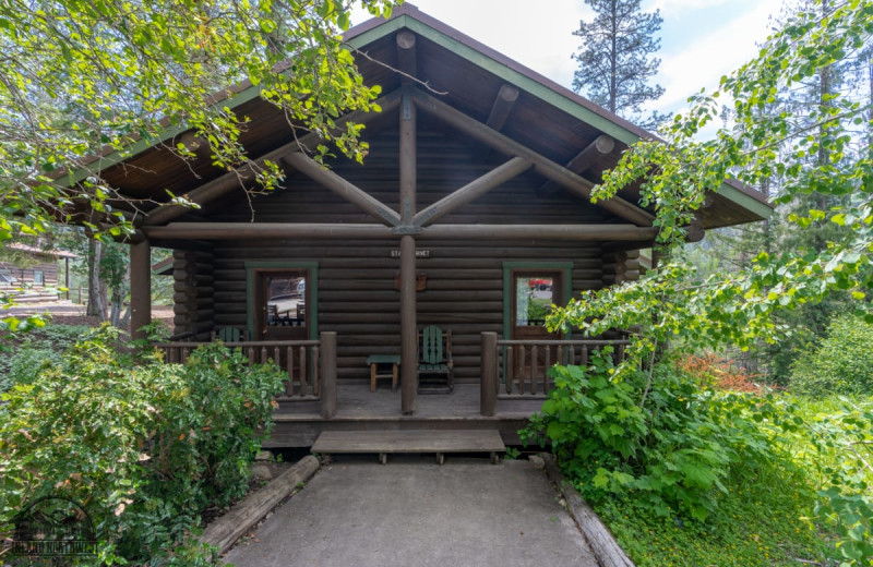 Star Garnet Cabin exterior at Red Horse Mountain Ranch.