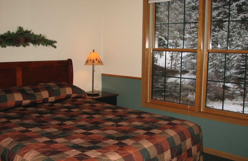 Guest bedroom at The Evergreens On Fall River.