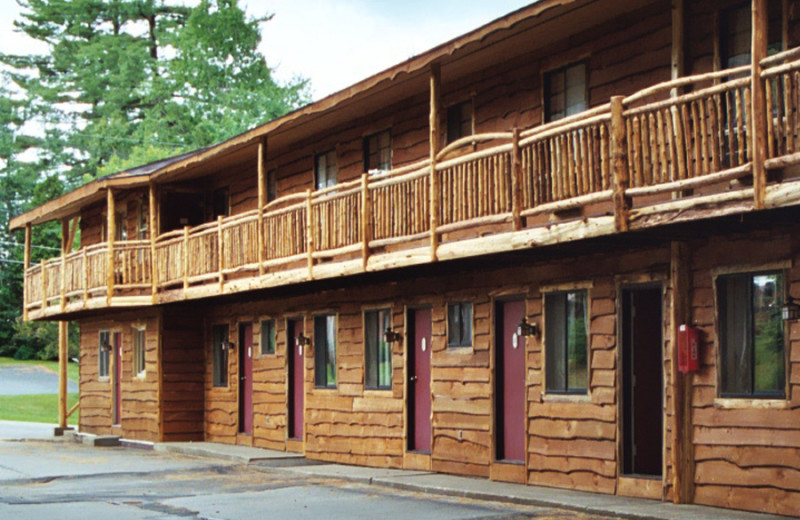 Exterior view of Woodlake Inn.