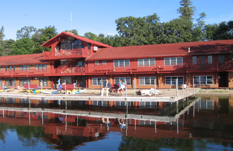 Exterior view of Fair Hills Resort.