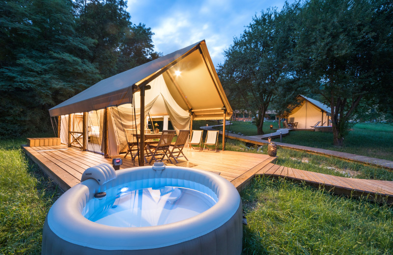 Tent and hot tub at Chateau Ramšak Glamping Resort.