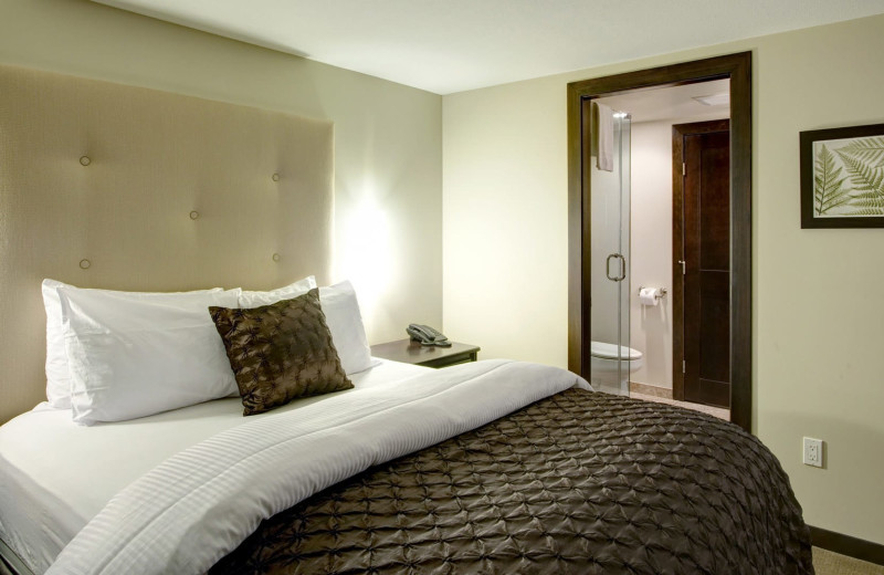 Guest bedroom at Sunrise Ridge Waterfront Resort.