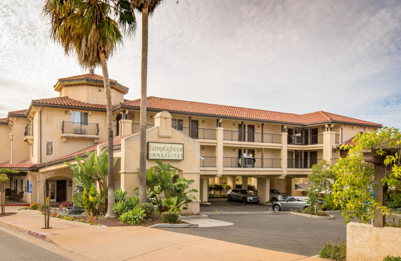 Exterior view of Lamplighter Inn 