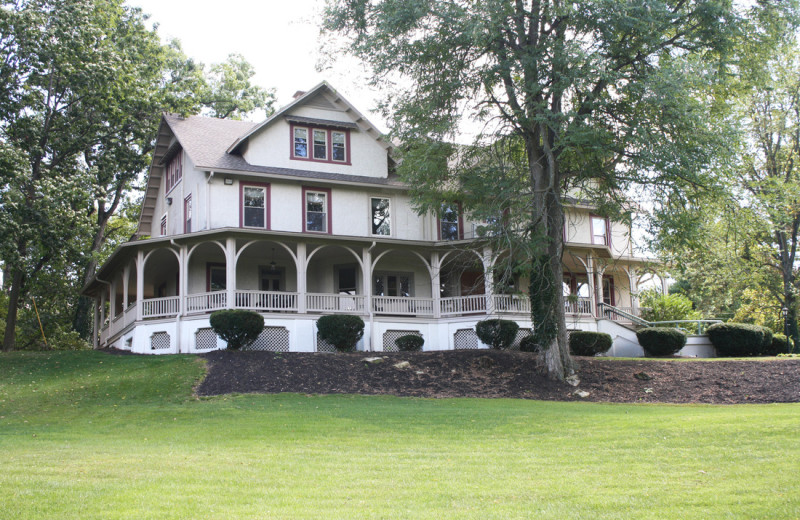 Exterior view of Ragged Edge Inn.