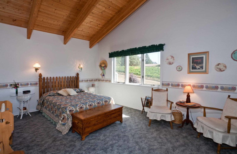 Guest room at Yamhill Vineyards Bed 