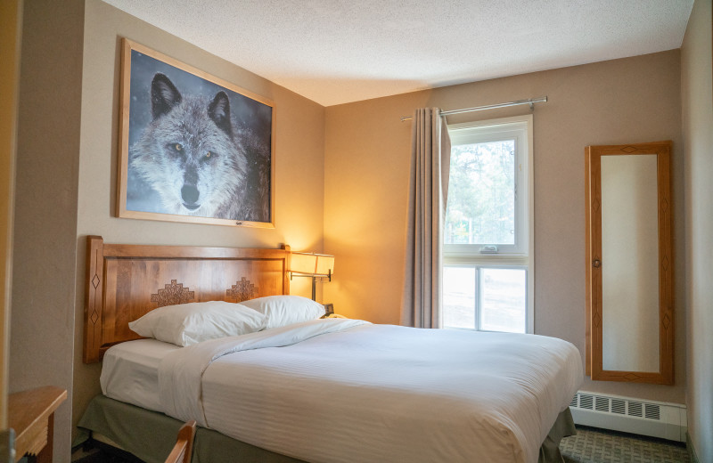 Guest bedroom at Banff Rocky Mountain Resort.