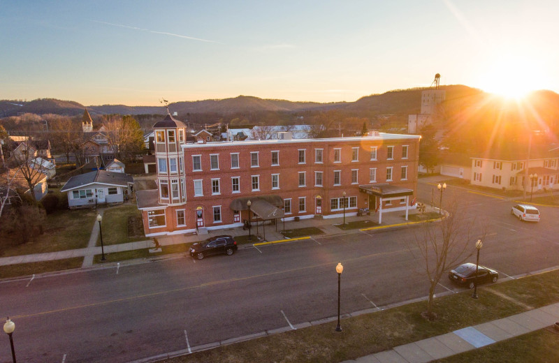 Exterior view of Eagles on the River and Anderson House Hotel.