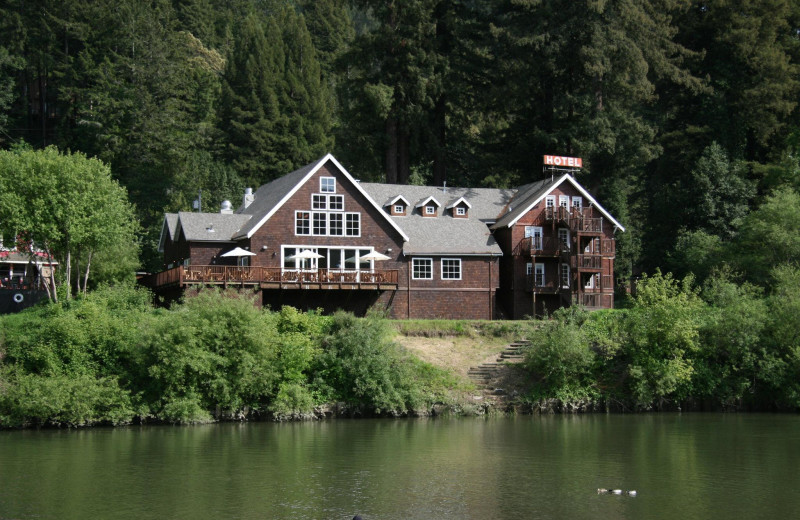 Exterior view of Highland Dell Lodge.